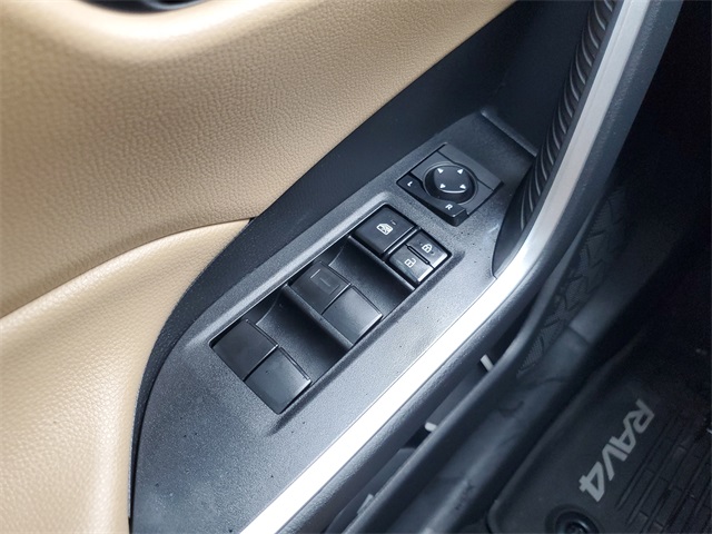 2020 Toyota RAV4 Hybrid XLE photo 26