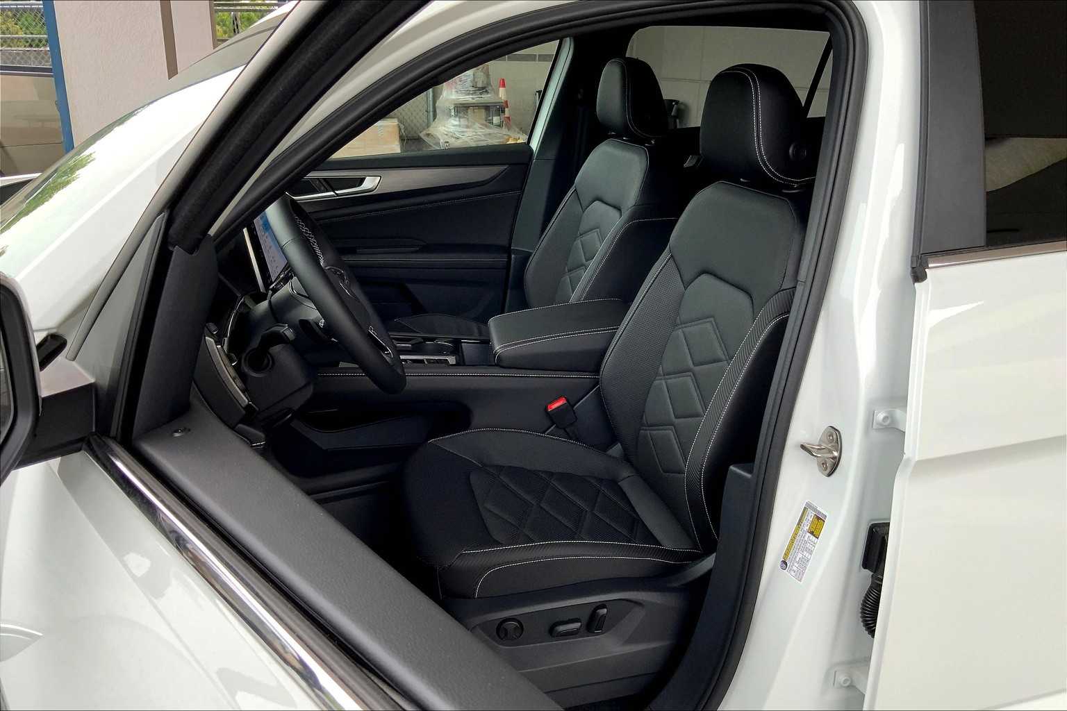 2025 Volkswagen Atlas Cross Sport SE Technology photo 8
