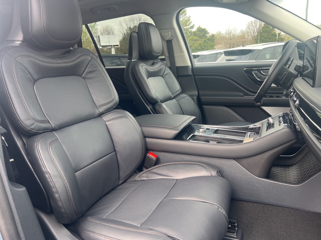 2025 Lincoln Aviator Reserve photo 2