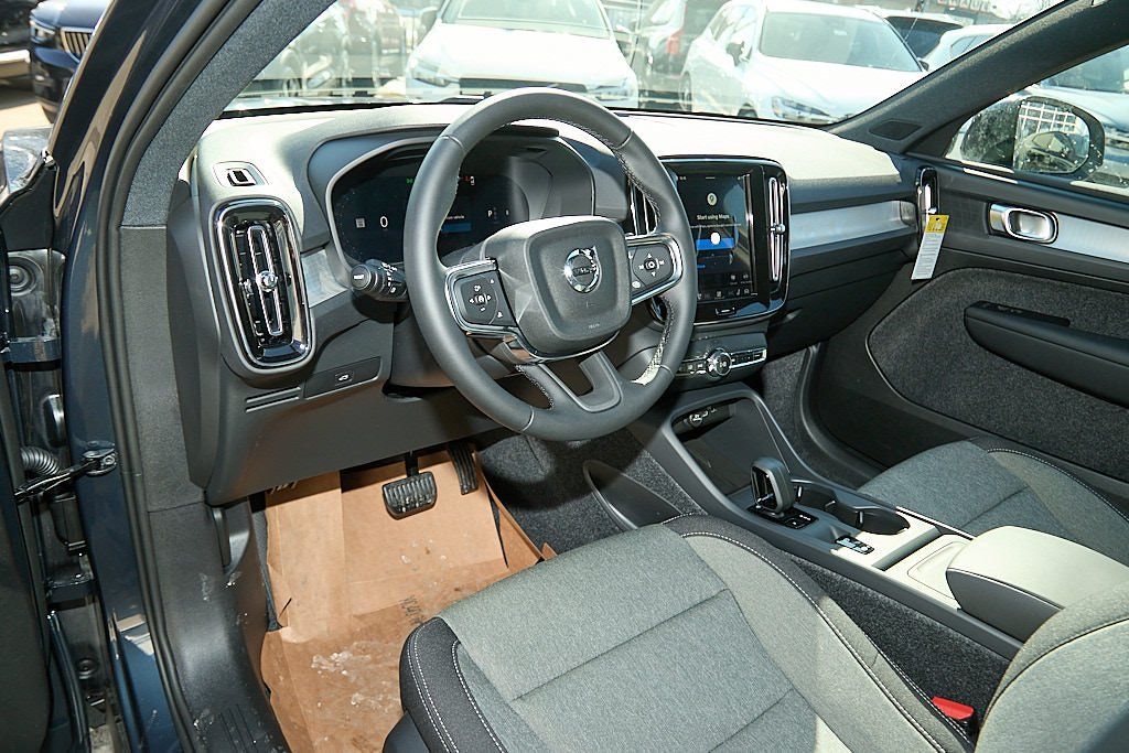 2026 VOLVO XC40 - Image 11