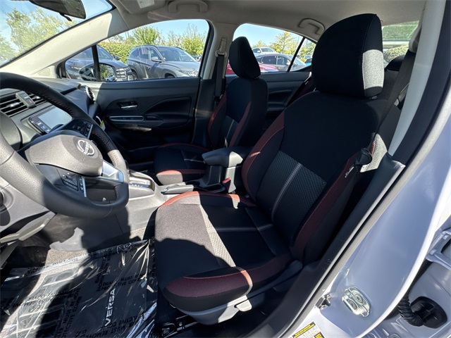 2025 Nissan Versa 1.6 SR photo 10