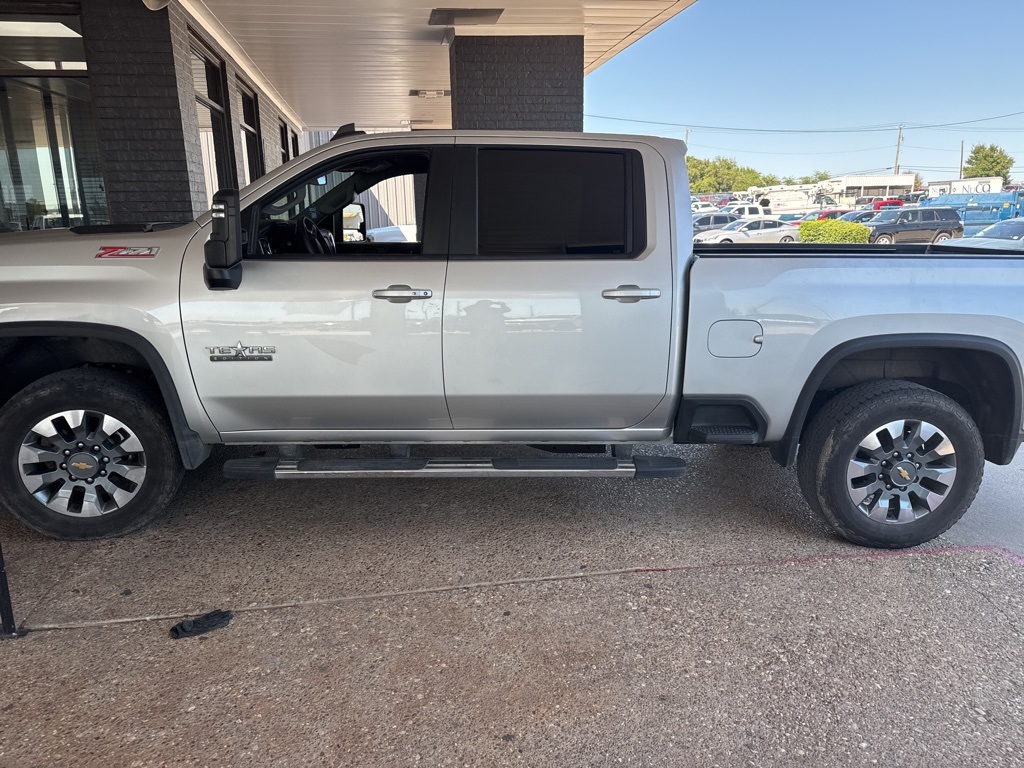 2023 Chevrolet Silverado 2500HD LT photo 2