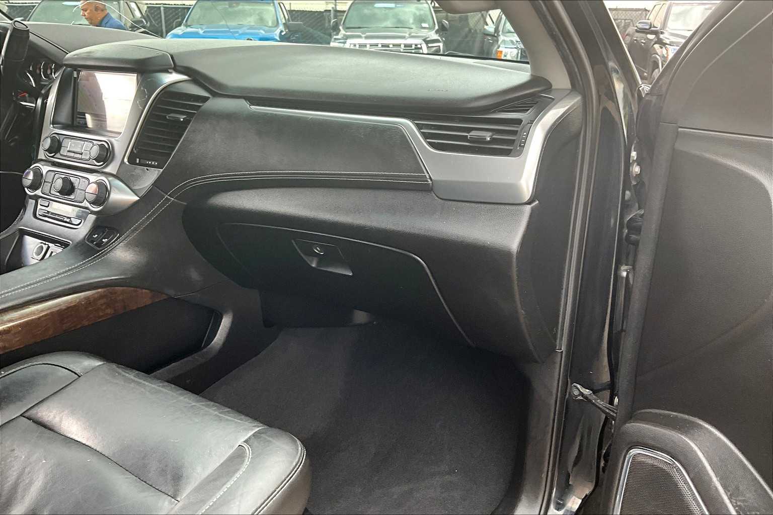 2019 Chevrolet Suburban LT photo 18