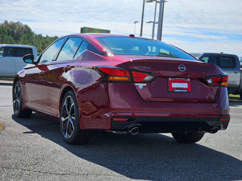 2025 Nissan Altima SR photo 4