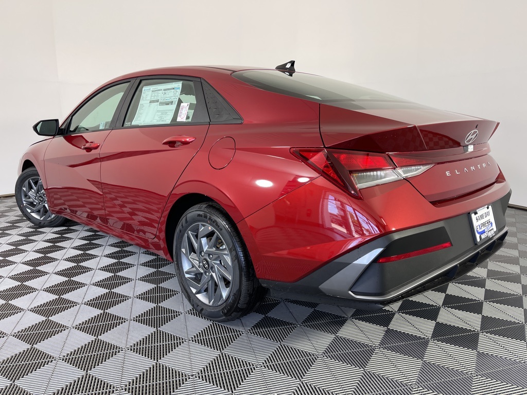 2024 Hyundai Elantra SEL photo 4