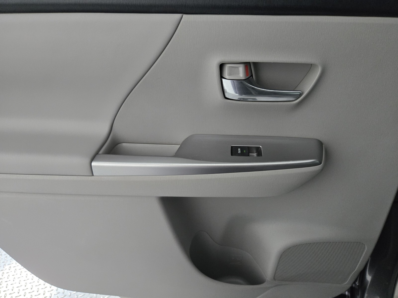 2015 Toyota Prius V Four photo 18