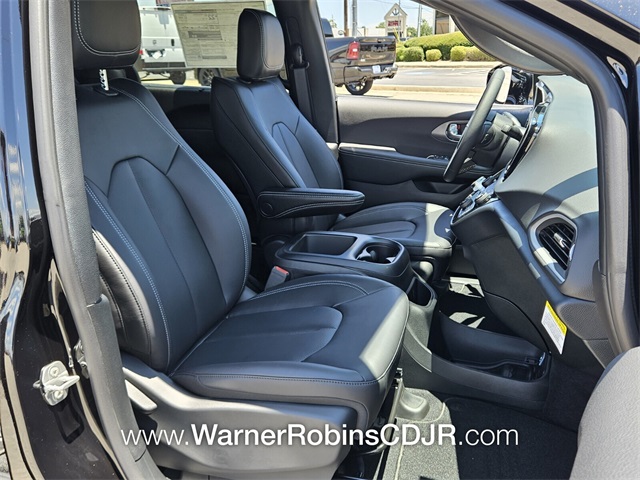 2025 Chrysler Voyager LX photo 16