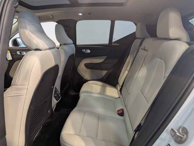 2026 Volvo XC40 photo 22