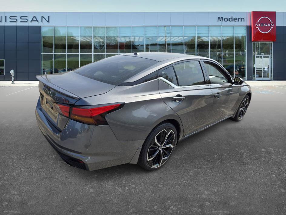 2025 Nissan Altima SR photo 5