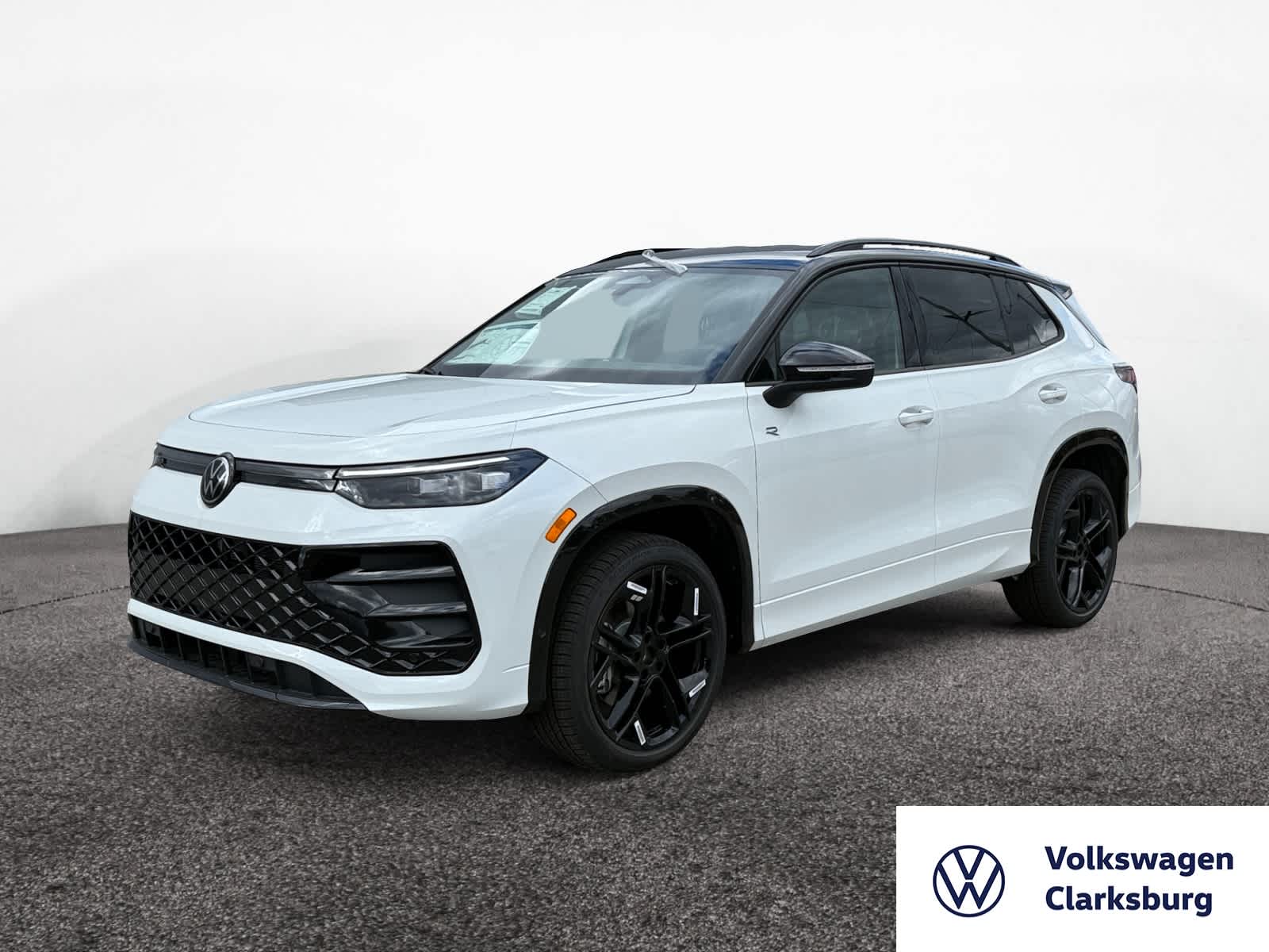 2025 Volkswagen Tiguan SE R-LINE BLACK's photo