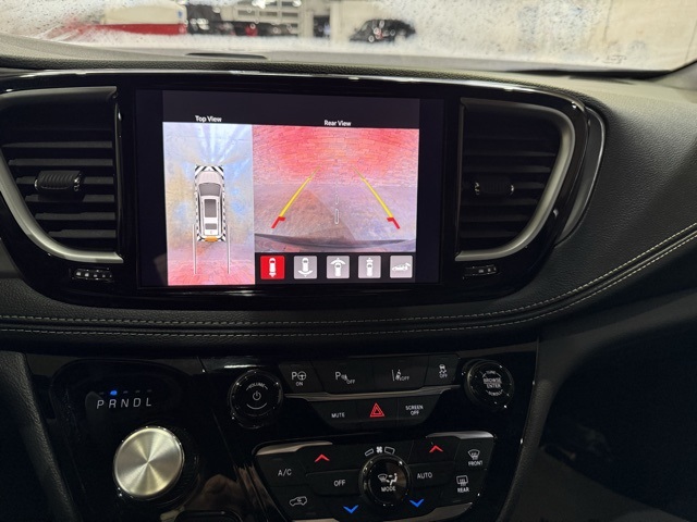 2025 Chrysler Pacifica Hybrid photo 4