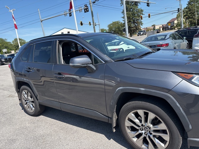 2019 Toyota RAV4 XLE Premium photo 4