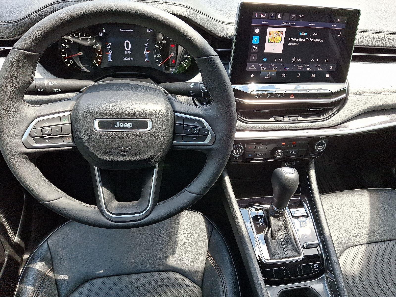 2023 Jeep Compass Latitude Lux photo 9