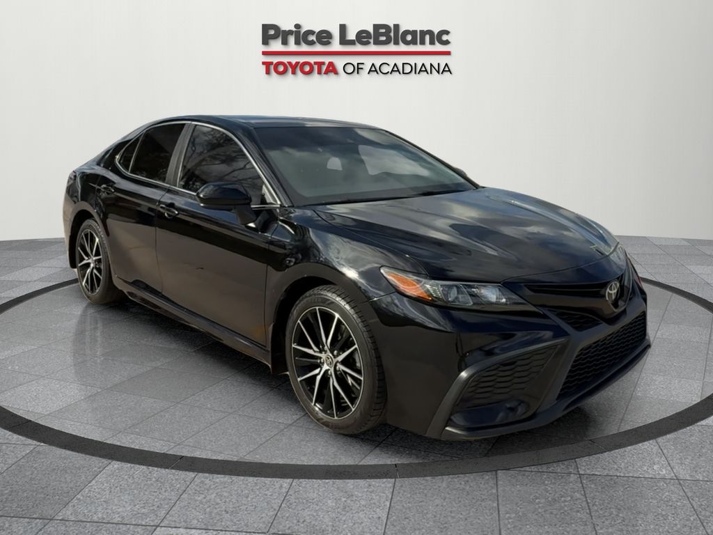 2021 Toyota Camry SE's photo