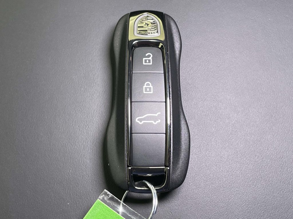 2025 Porsche Cayenne Turbo E-Hybrid photo 39