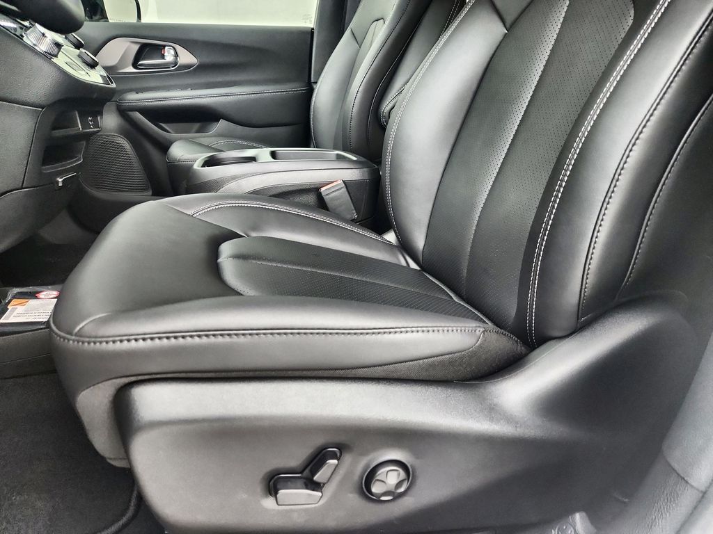 2026 Chrysler Pacifica photo 3