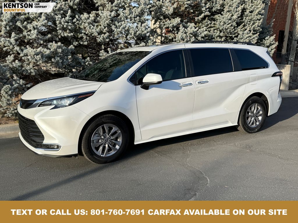 2023 Toyota Sienna XLE's photo