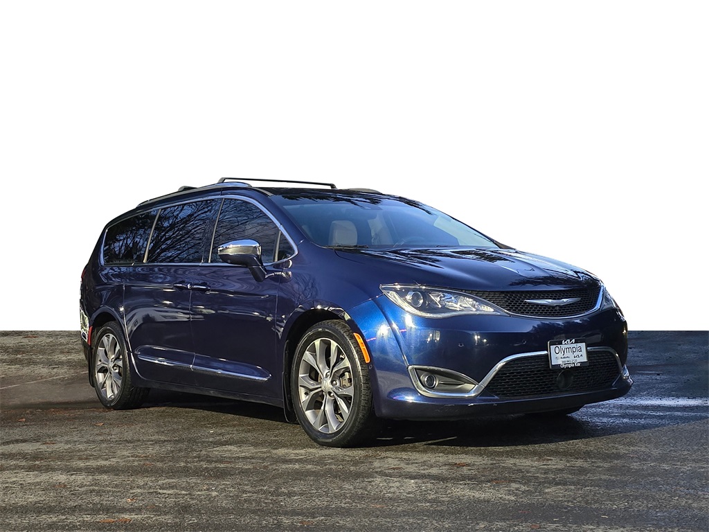 2017 Chrysler Pacifica Limited's photo