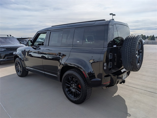 2023 Land Rover Defender 110 photo 4