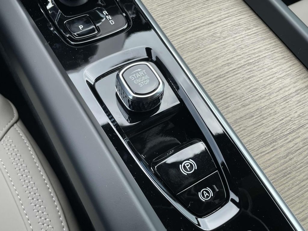 2026 Volvo XC60 B5 Core photo 23