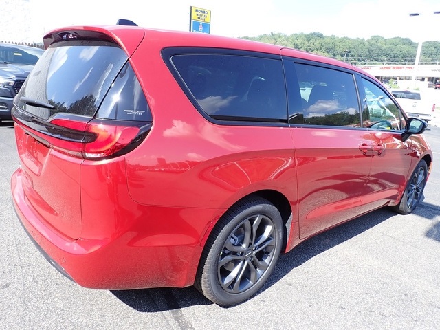 2026 Chrysler Pacifica photo 5