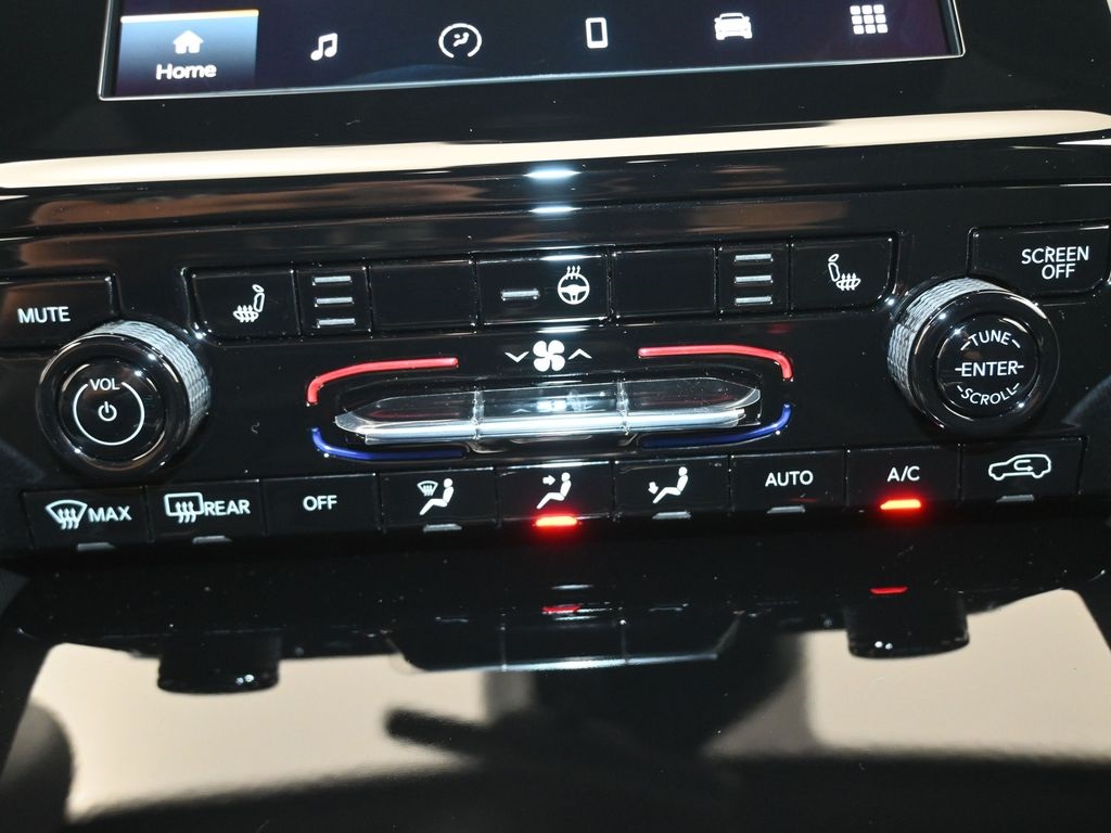 2025 Jeep Grand Cherokee Laredo Altitude photo 3