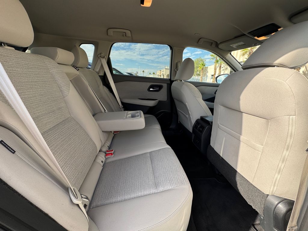 2022 Nissan Rogue SV photo 17