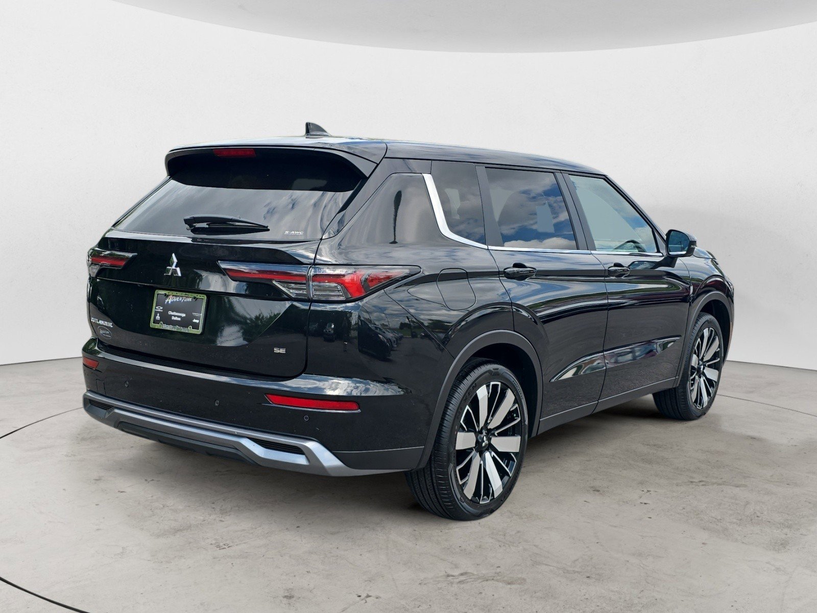 2025 Mitsubishi Outlander SE photo 2