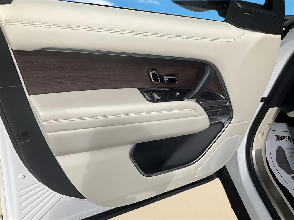 2023 Land Rover Range Rover SE photo 10