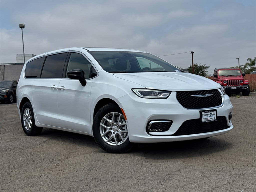 2025 Chrysler Pacifica photo 2
