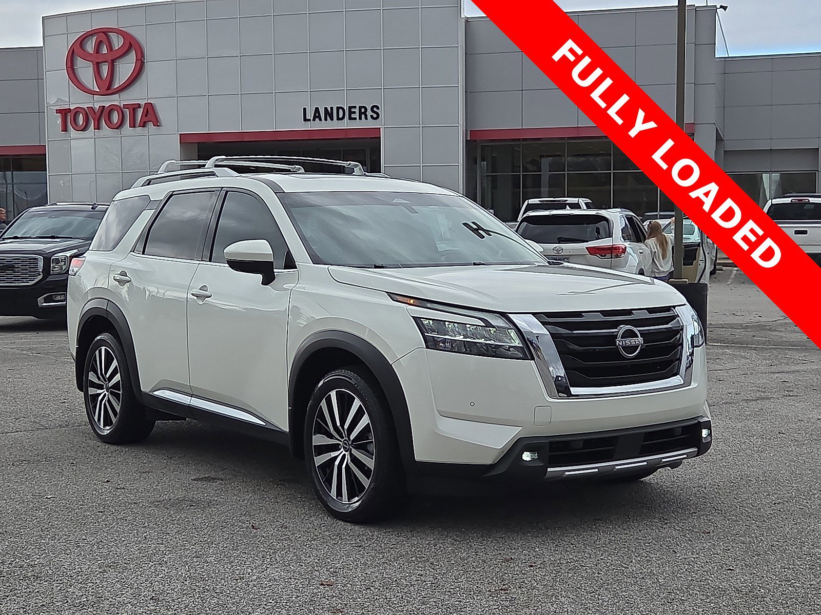 2023 Nissan Pathfinder Platinum's photo