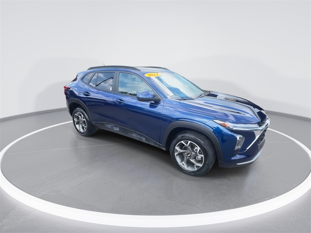 2024 Chevrolet Trax LT photo 2