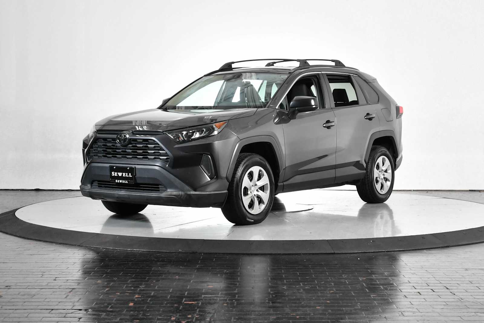 2020 Toyota RAV4 LE's photo