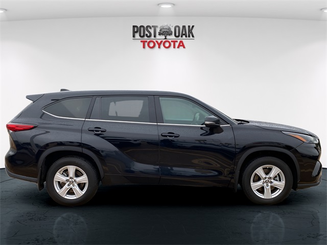 2022 Toyota Highlander LE photo 6