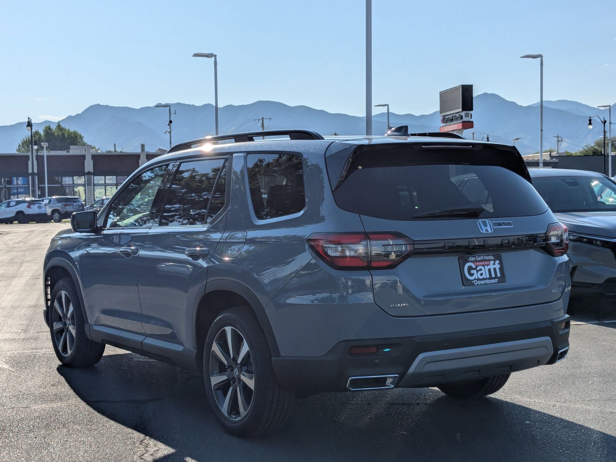 2025 Honda Pilot Elite photo 2