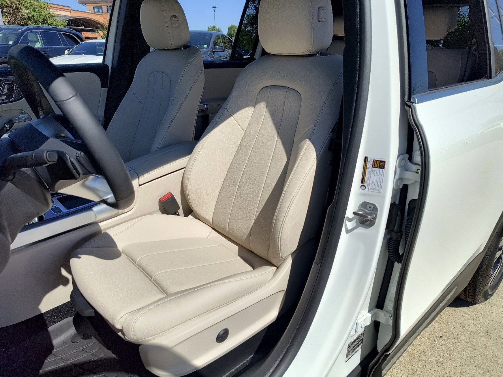 2025 Mercedes Benz GLB 250 photo 6