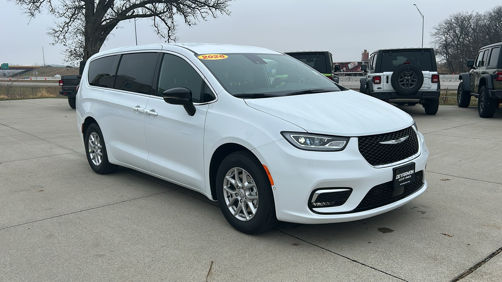 2026 Chrysler Pacifica Select's photo