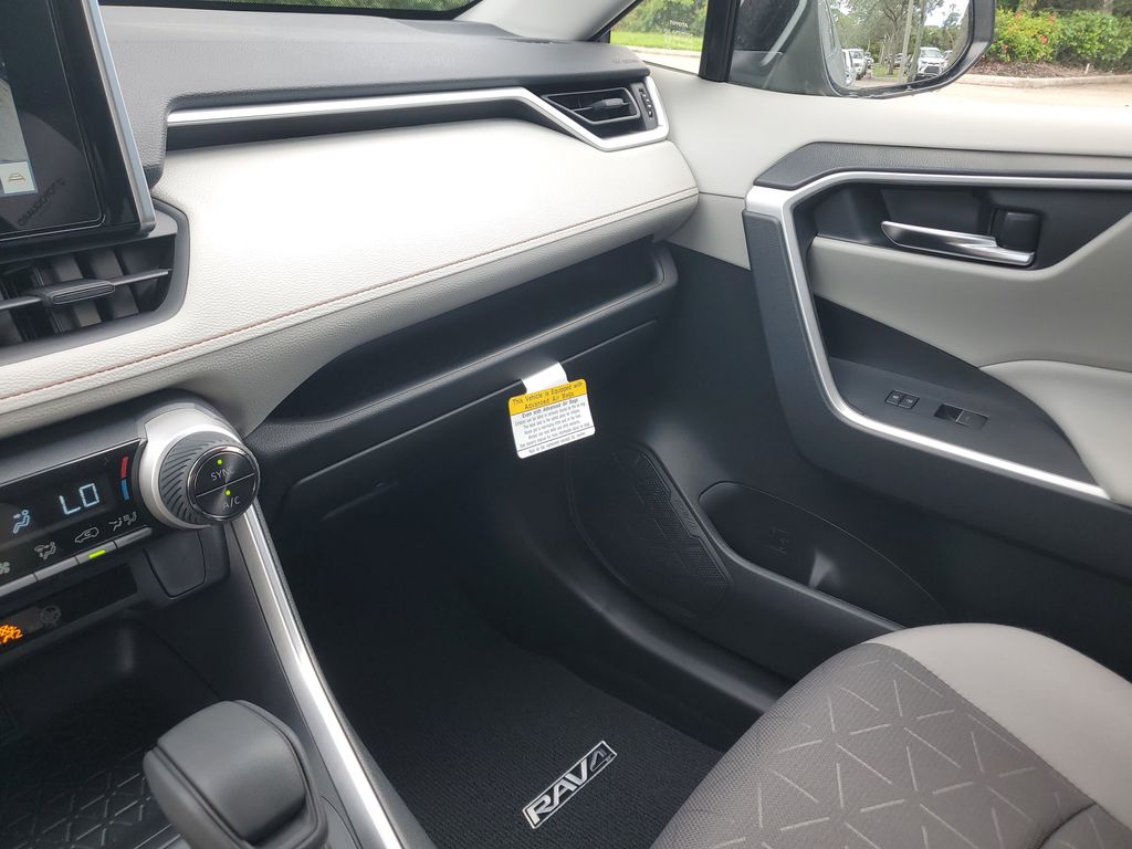 2025 Toyota RAV4 Hybrid XLE photo 27