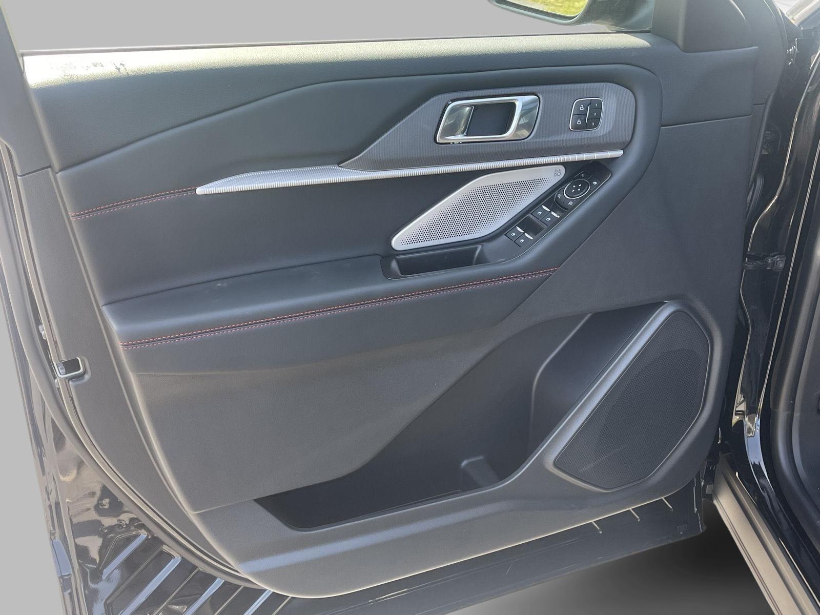 2025 Ford Explorer ST photo 22