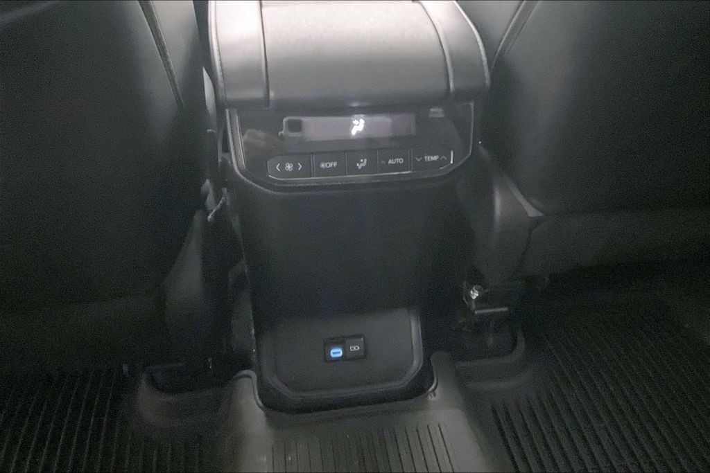 2022 Toyota Highlander XLE photo 30