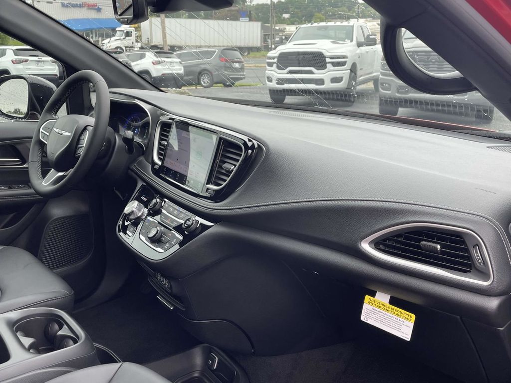 2025 Chrysler Pacifica photo 12