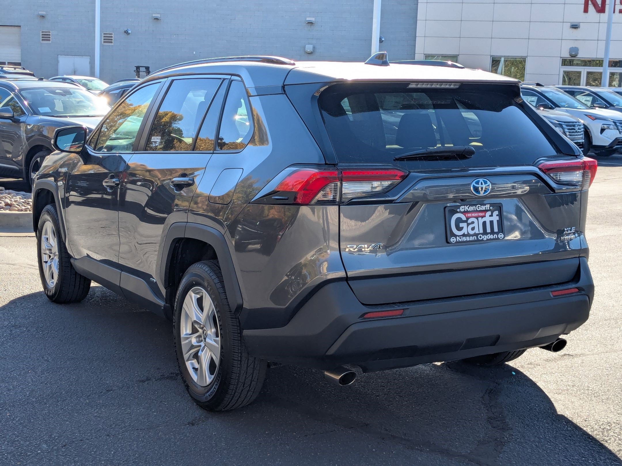 2020 Toyota RAV4 Hybrid XLE photo 4