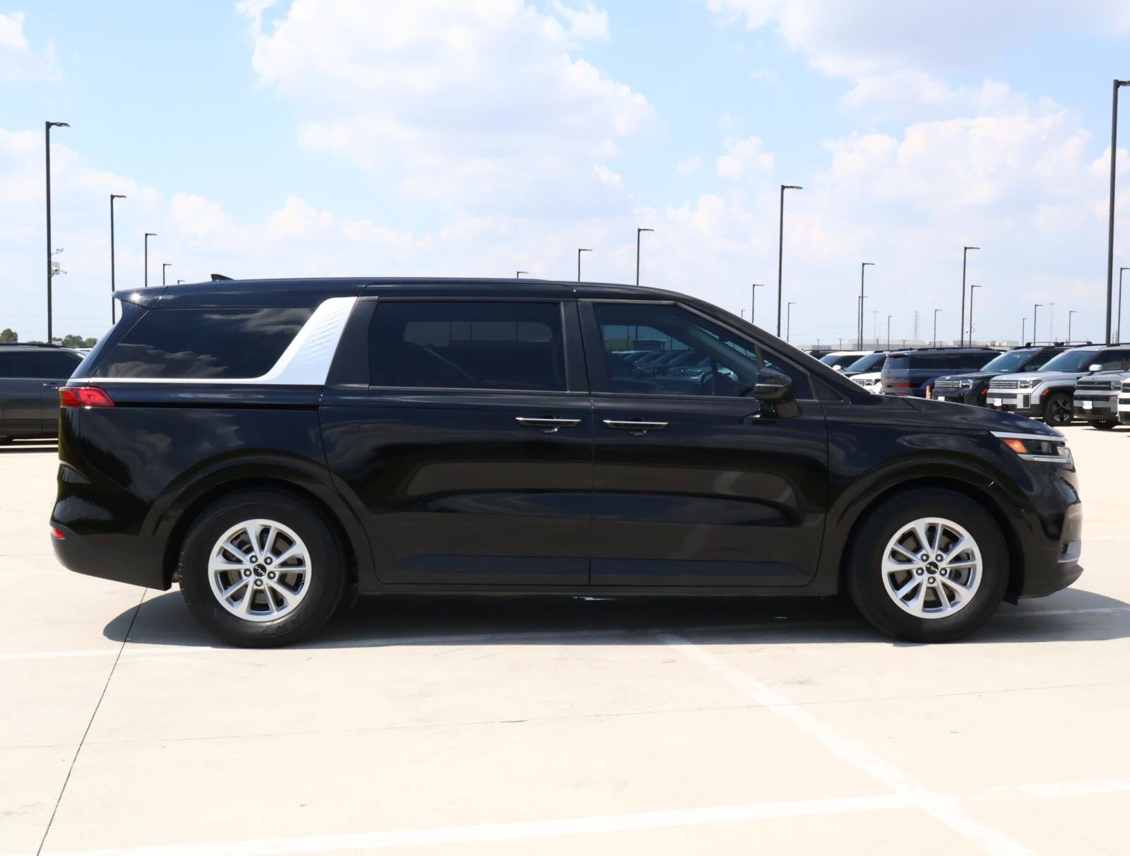 2024 Kia Carnival LX photo 5