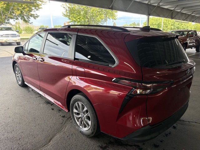 2023 Toyota Sienna XLE photo 7