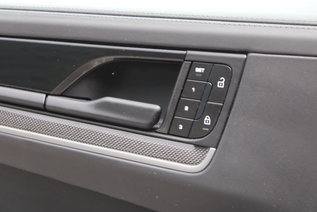 2025 Porsche Cayenne Turbo E-Hybrid photo 18