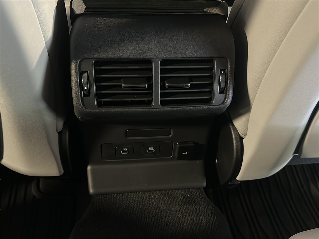 2026 Land Rover Range Rover Velar SE photo 15