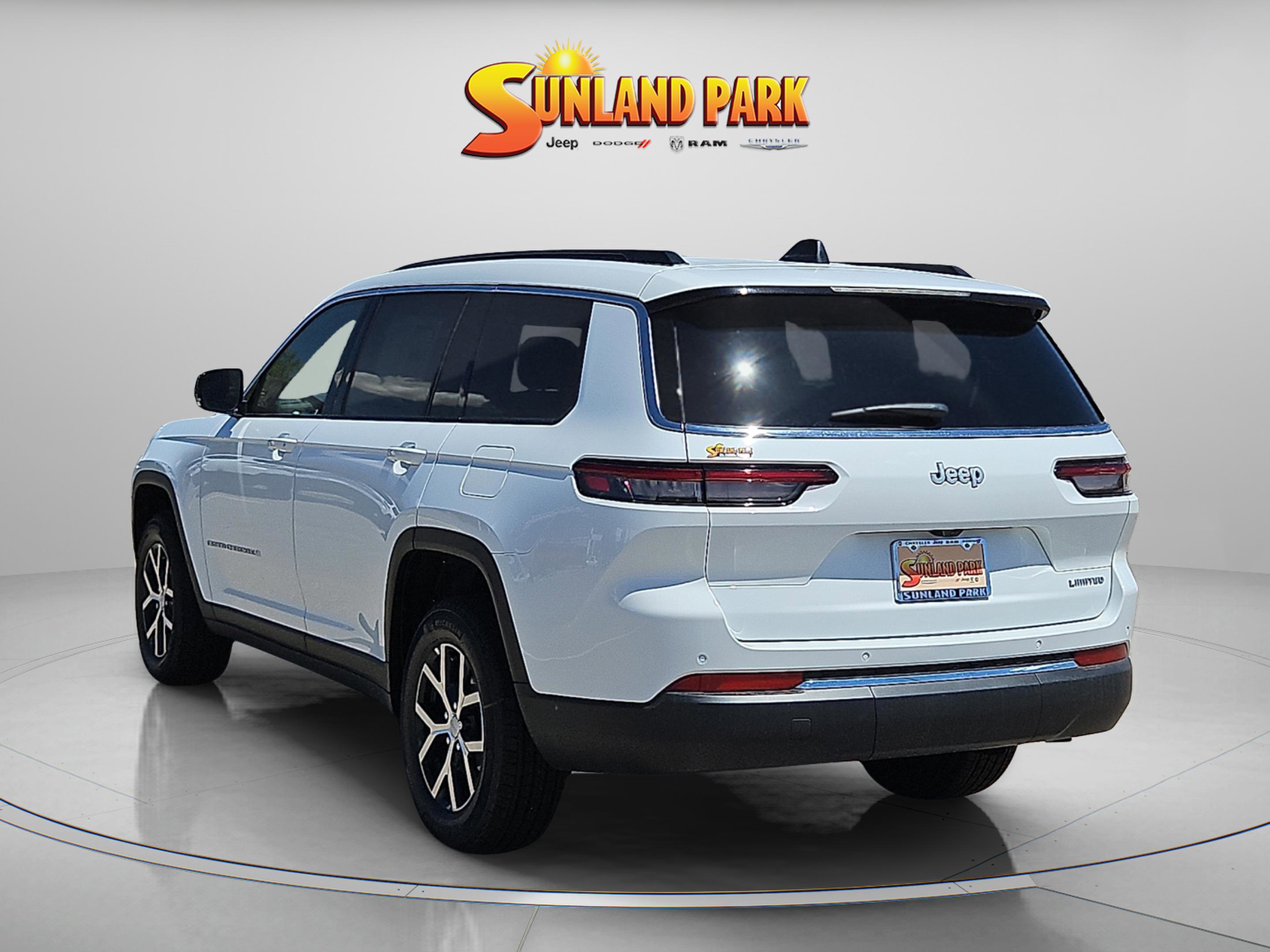 2025 Jeep Grand Cherokee Limited photo 3