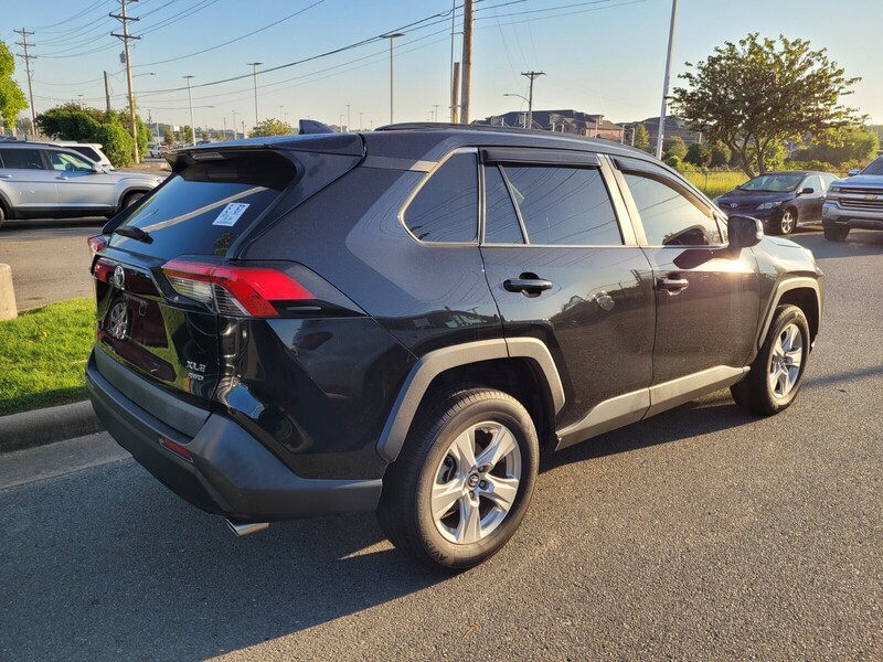 2019 Toyota RAV4 XLE photo 2