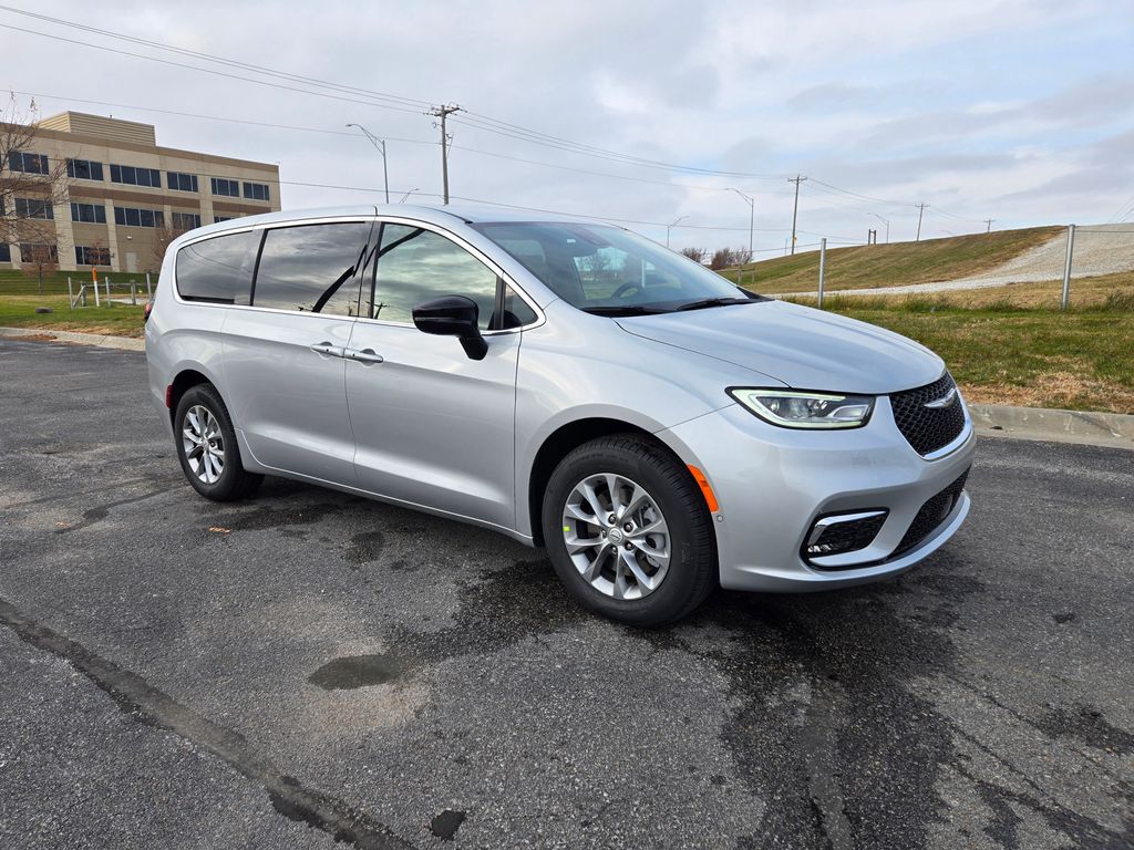 2026 Chrysler Pacifica Select's photo