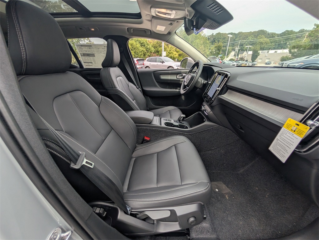 2025 Volvo XC40 AWD Core photo 3